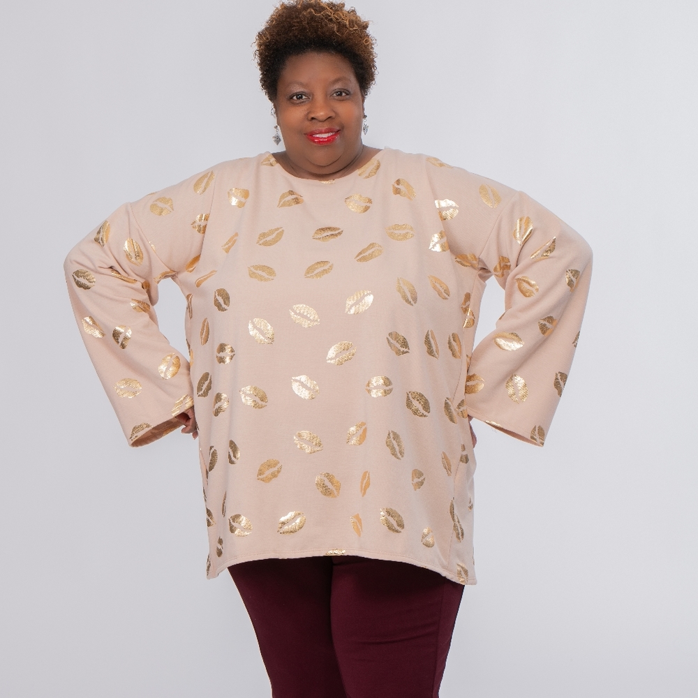 🔥 BUNDLE DEAL: 3 for $25 OR 5 for $50 Beige Top with Lips